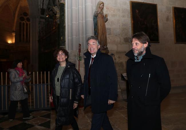 El embajador de Austria, Enno Drofenik, entre los concejales Judith Castro y Fran Fernández, ayer en la Catedral.