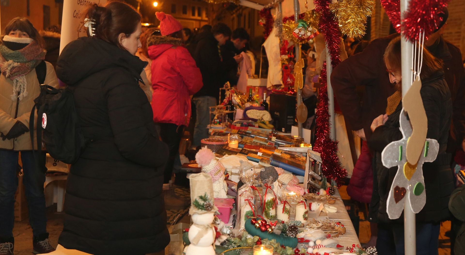 Fotografías del mercado solidario del barrio de San Lorenzo