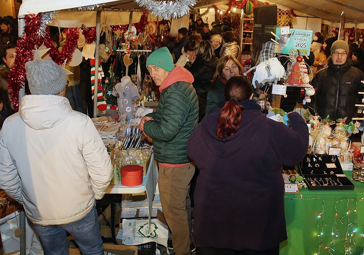 Fotografías del mercado solidario del barrio de San Lorenzo