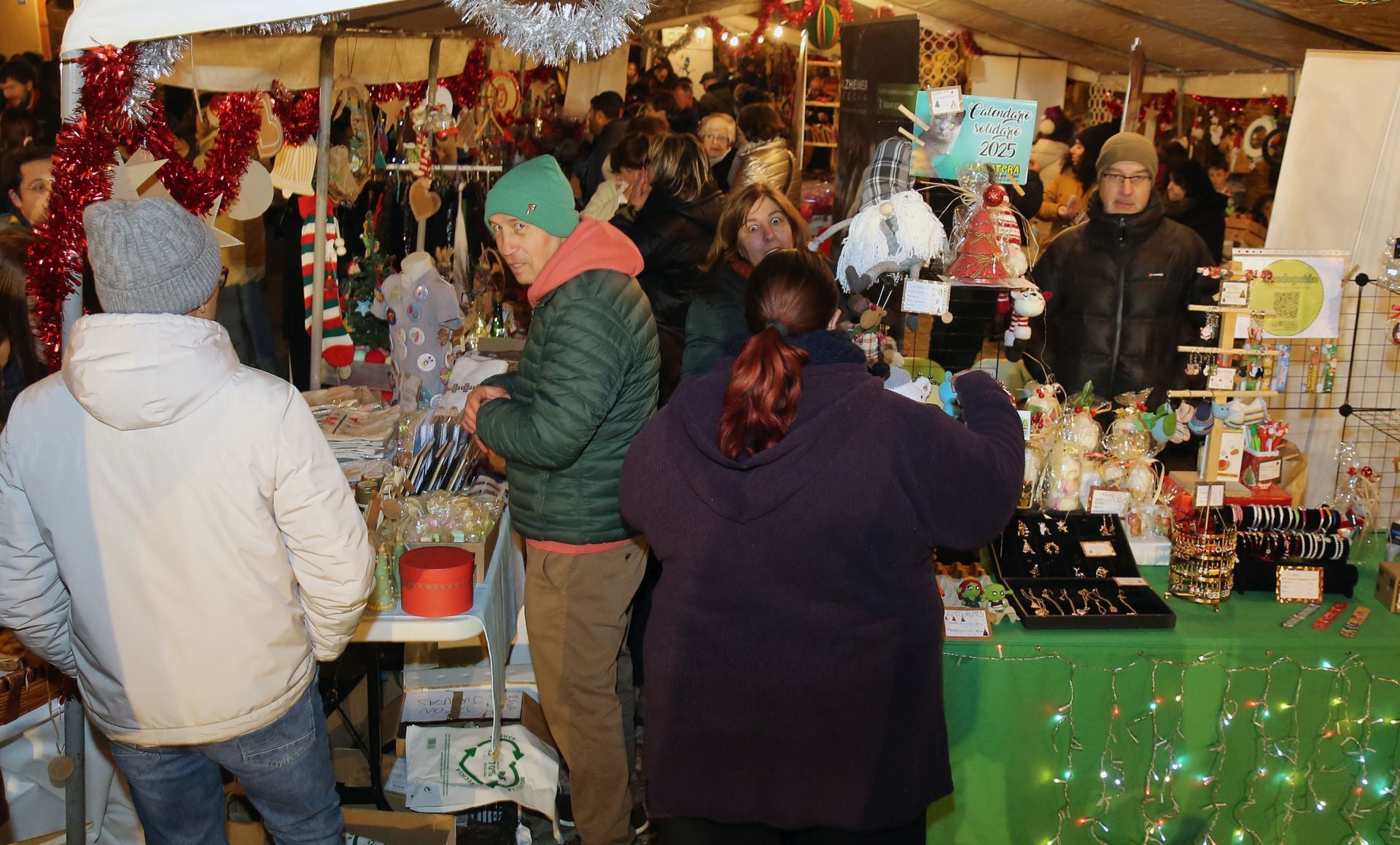 Fotografías del mercado solidario del barrio de San Lorenzo