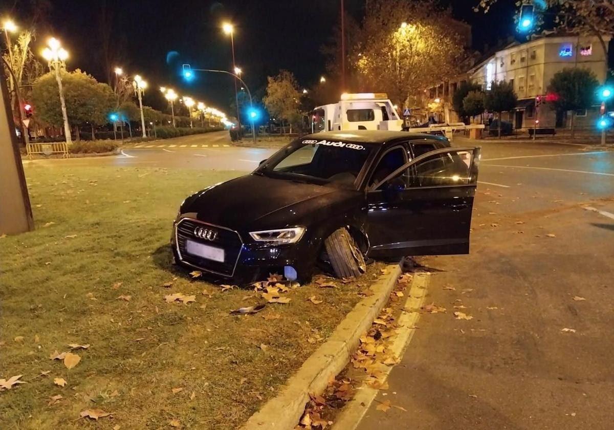 El vehículo accidentado, sobre la rotonda.