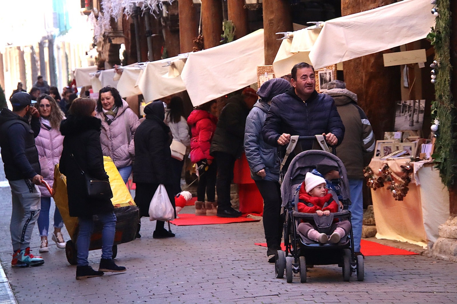 El comercio de Rioseco llena la calle Mayor de puestos