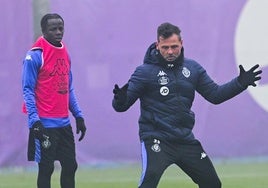 Diego Cocca imparte instrucciones durante su primer entrenamiento con el Real Valladolid.