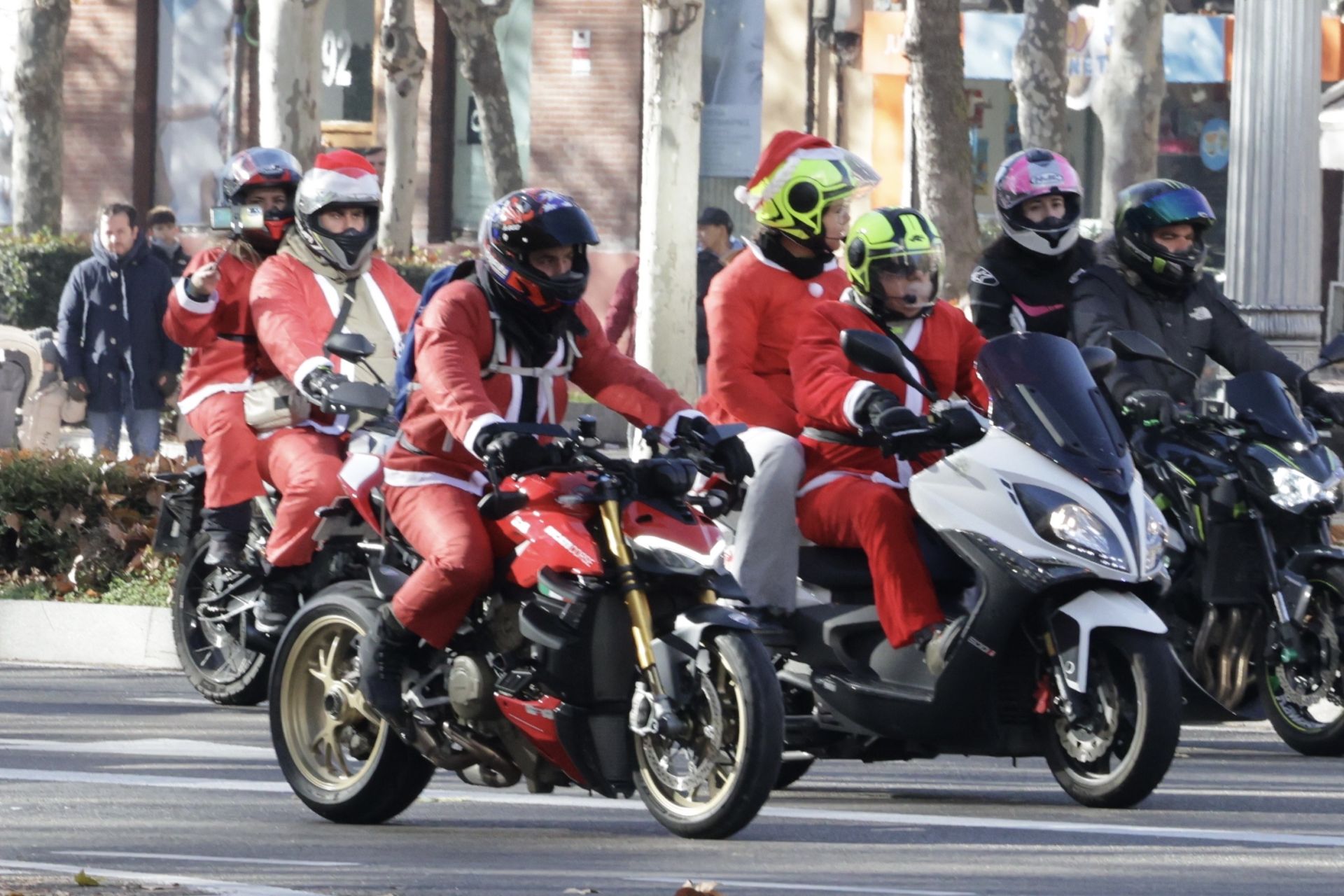 La &#039;papanoelada&#039; motera de Valladolid, en imágenes