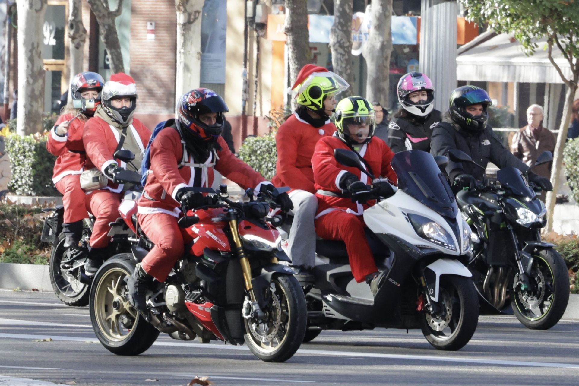 La &#039;papanoelada&#039; motera de Valladolid, en imágenes