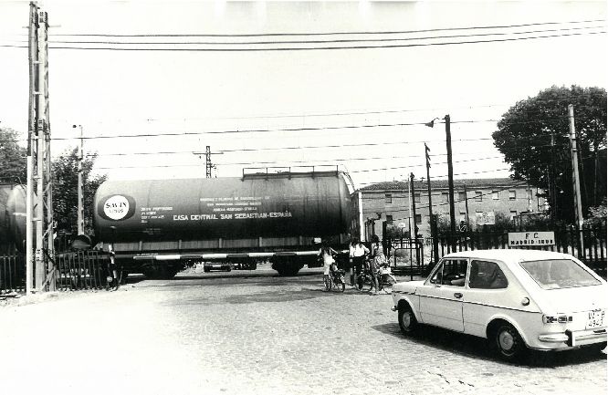 Antiguo paso a nivel de la línea Madrid-Irún. Agosto de 1980.