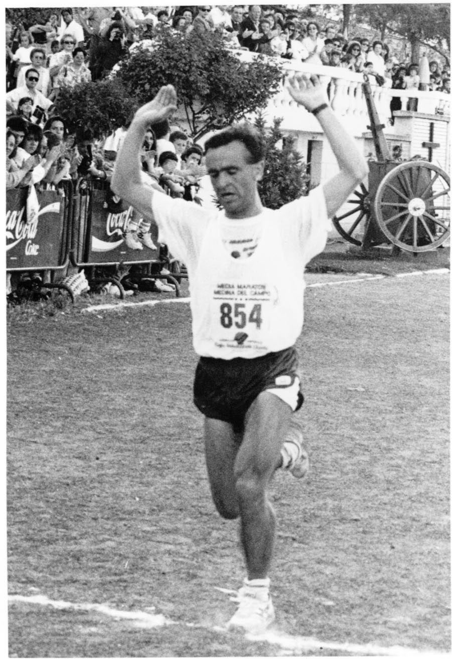 El atleta Javier Mancebón Cisneros, ganador de la XI Media Maratón de Medina del Campo. 