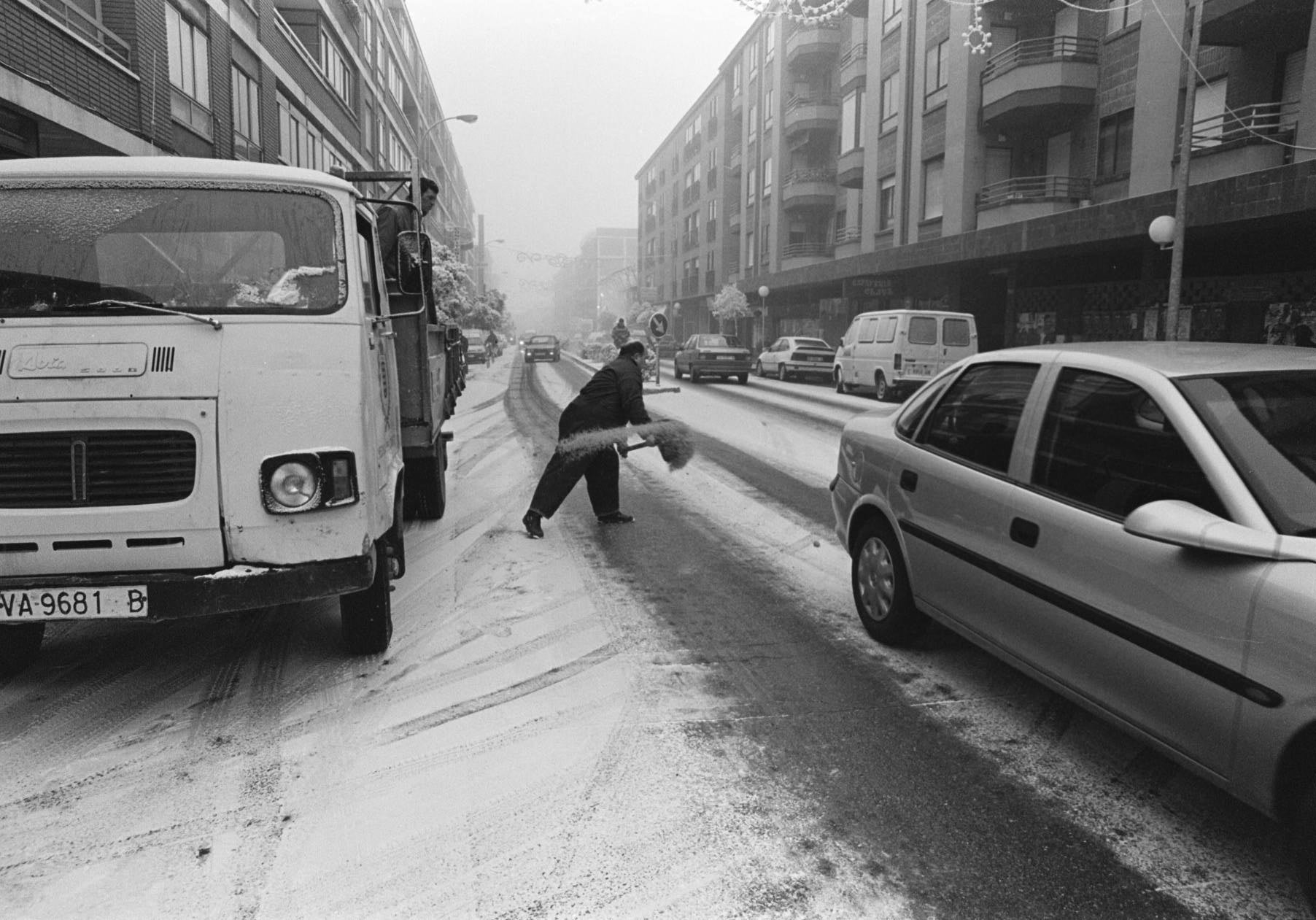 Un operario esparce sal en las calles de Medina del Campo para evitar la formación de placas de hielo. 3 de enero de 2000.