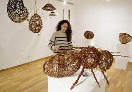 Jana Úbeda, ante una abeja gigante en la exposición.