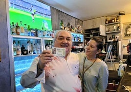 Jose Calleja celebra con su pareja el segundo premio en La Cripta.