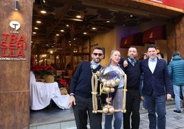 Sandra Martín y sus amigos celebran cómo han cantado el primer premio.