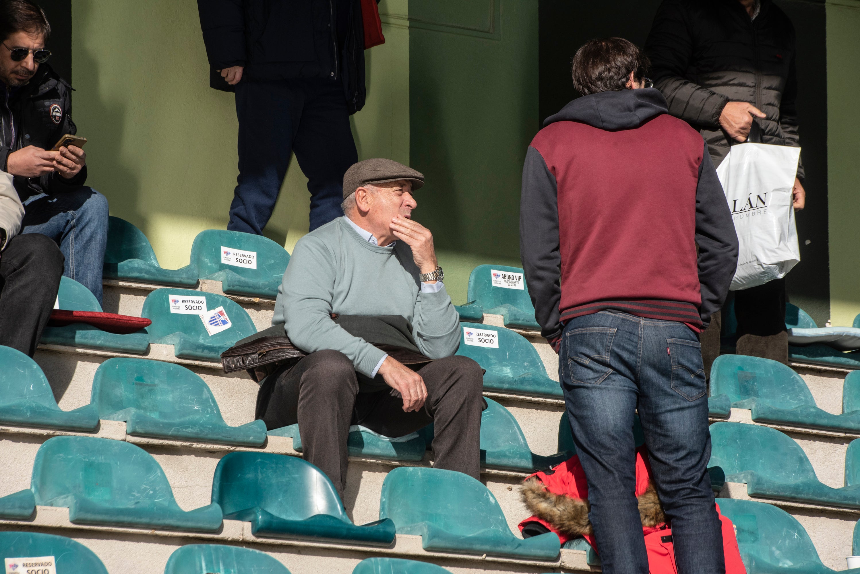 Búscate en las gradas de La Albuera durante el Segoviana vs Lugo