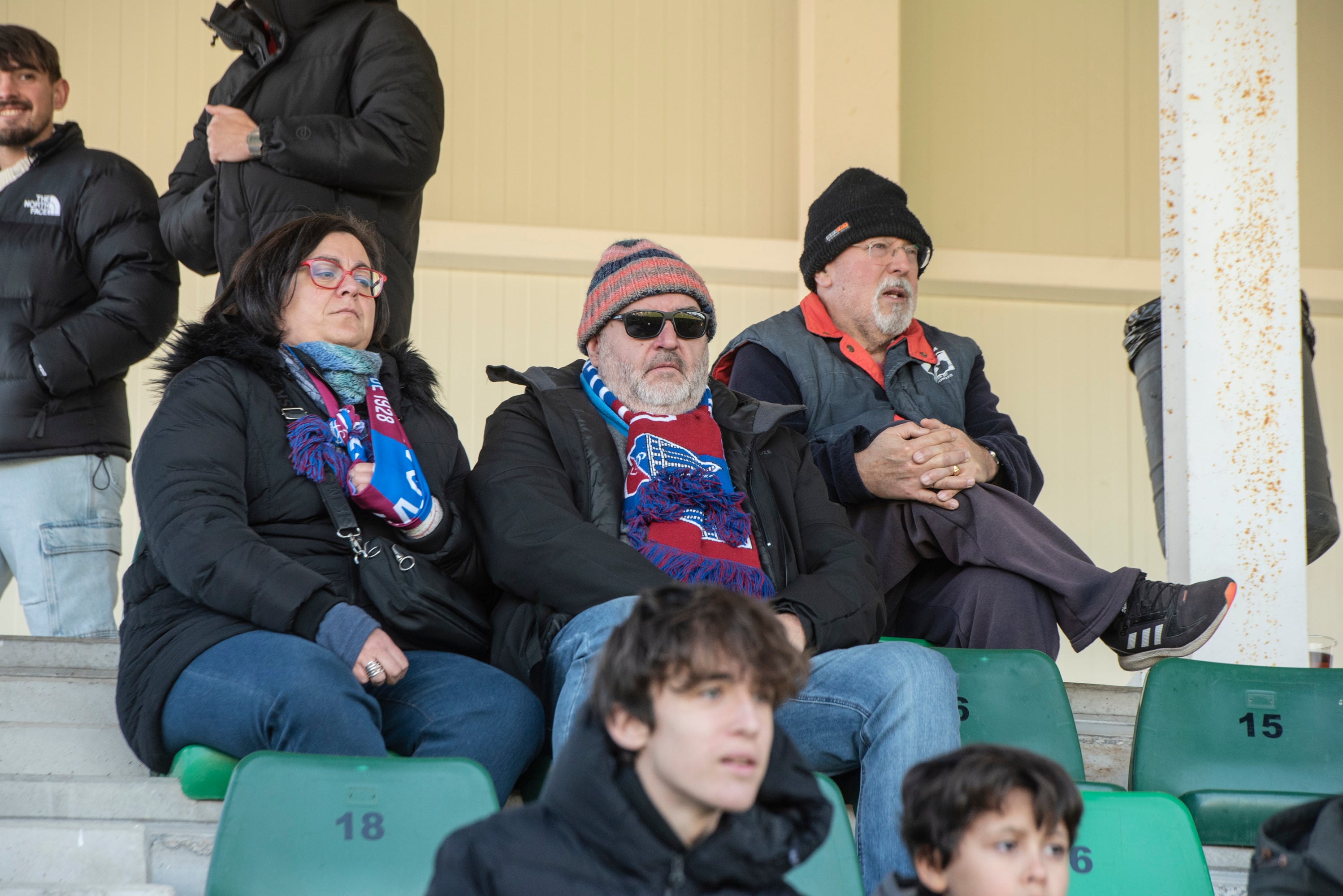 Búscate en las gradas de La Albuera durante el Segoviana vs Lugo