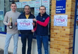 Los hermanos Marcos y Andrés Martínez, de Zaratán, muestran cuatro premio que han entregado junto a su padre.