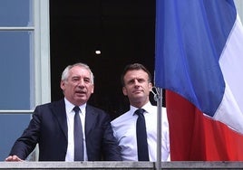 El presidente Emmanuel Macron (d) con Francois Bayrou.