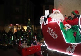 Papá Noel saluda a los cuellaranos a su llegada a la villa.