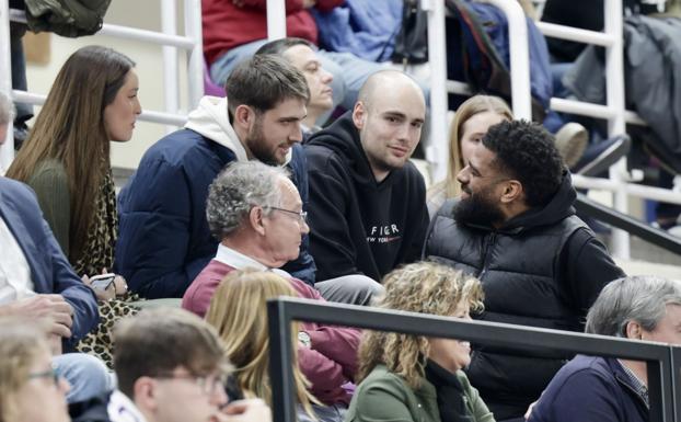 Jaime fernández, Íñigo Royo y Lucas N'Guessan, jugadores el año pasado, en la grada de Pisuerga.