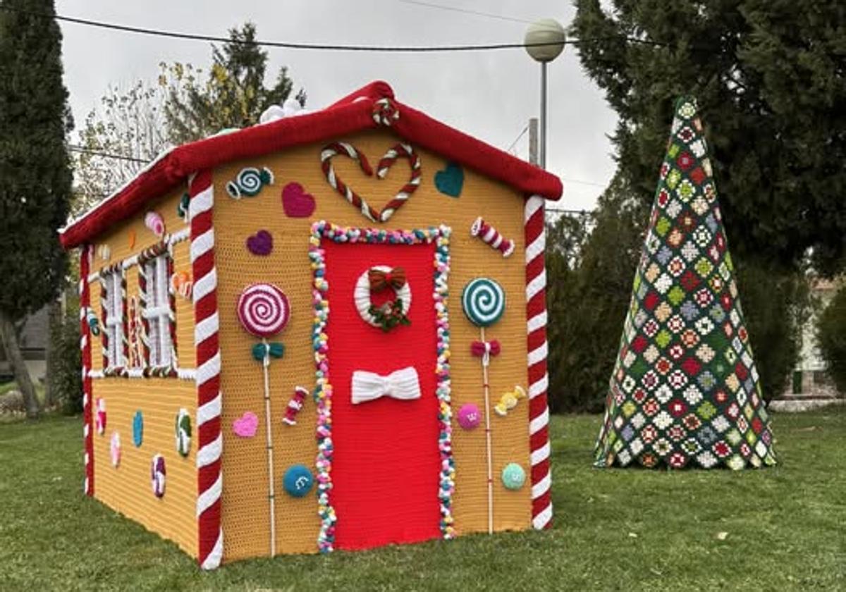 Decoración navideña tejida y exhibida en el núcleo espinariego de La Estación.