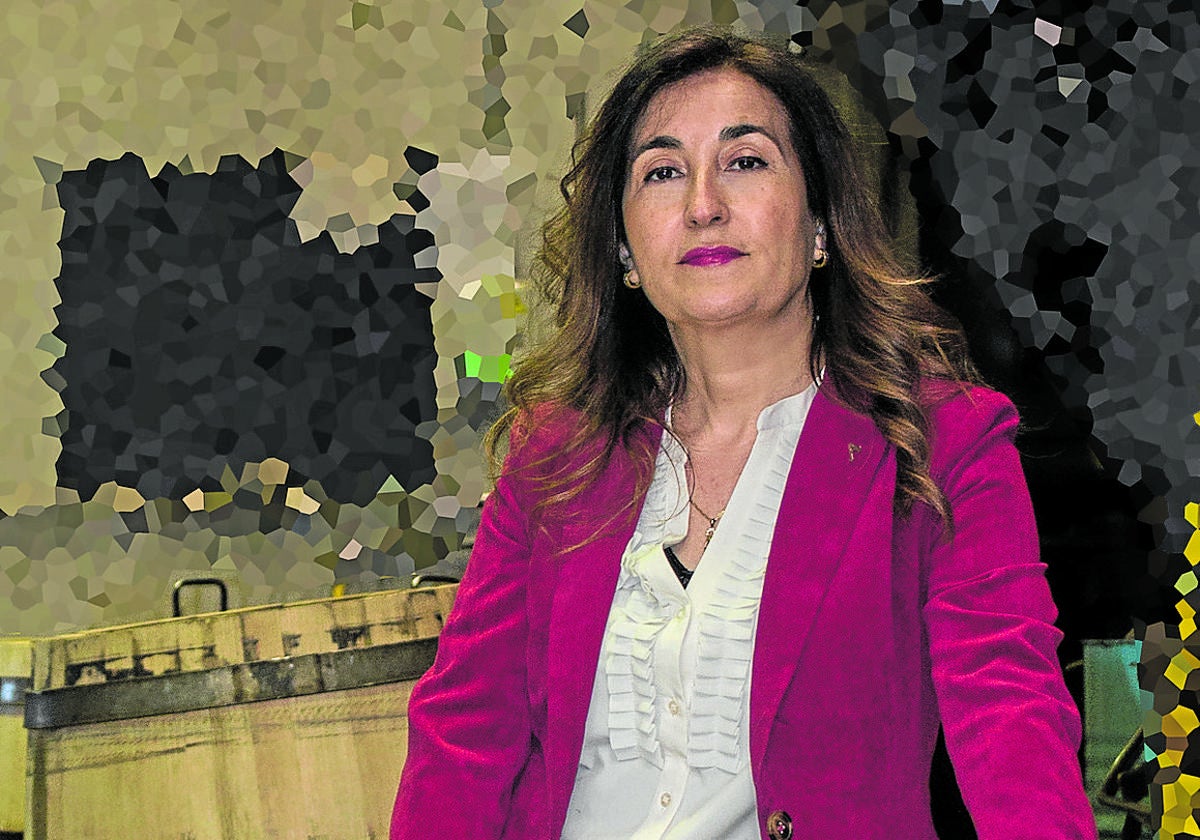 Mercedes Calvo posa para la entrevista rodeada de toneles.