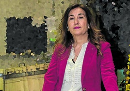 Mercedes Calvo posa para la entrevista rodeada de toneles.