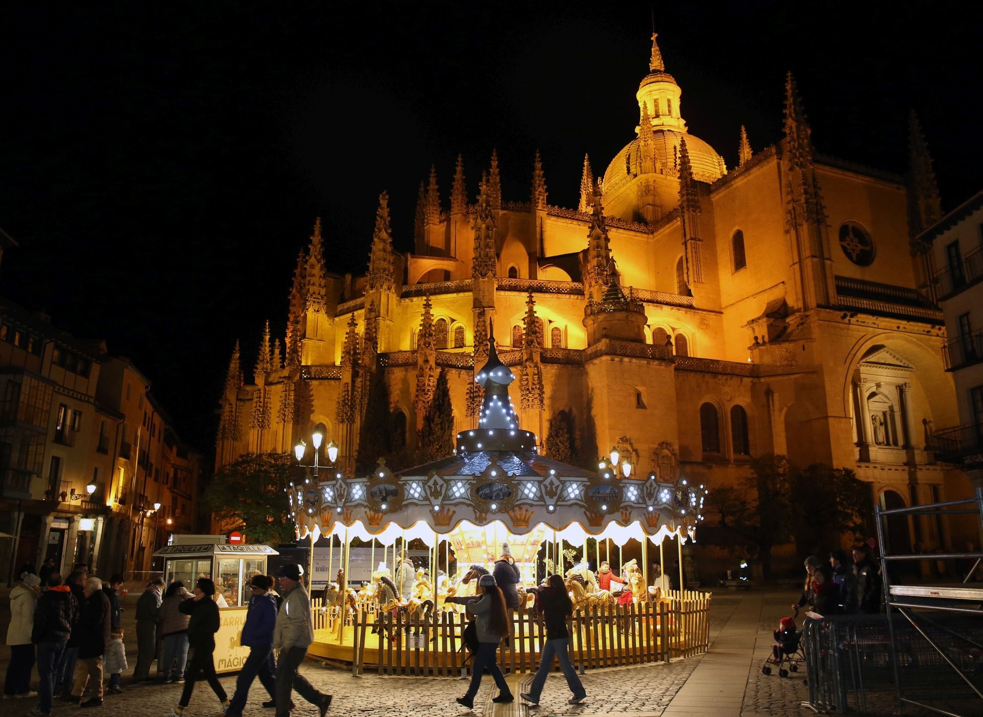 Fotos: el ambiente navideño impregna las calles de Segovia