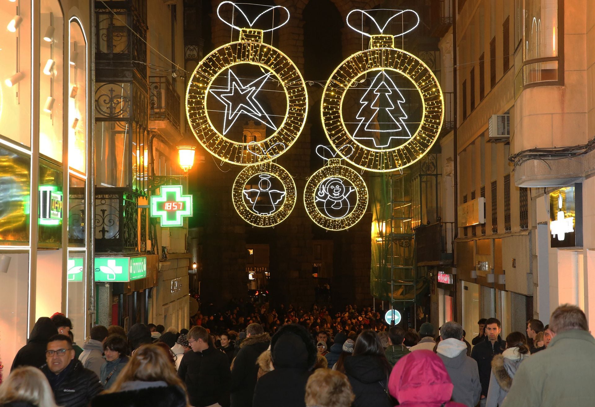 Fotos: el ambiente navideño impregna las calles de Segovia