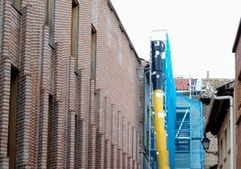 Obras de reparación en el histórico edificio de Olmedo.