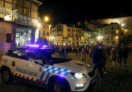 Coche de la Policía Local de Segovia colocado en uno de los accesos a la plaza del Azoguejo estas navidades.