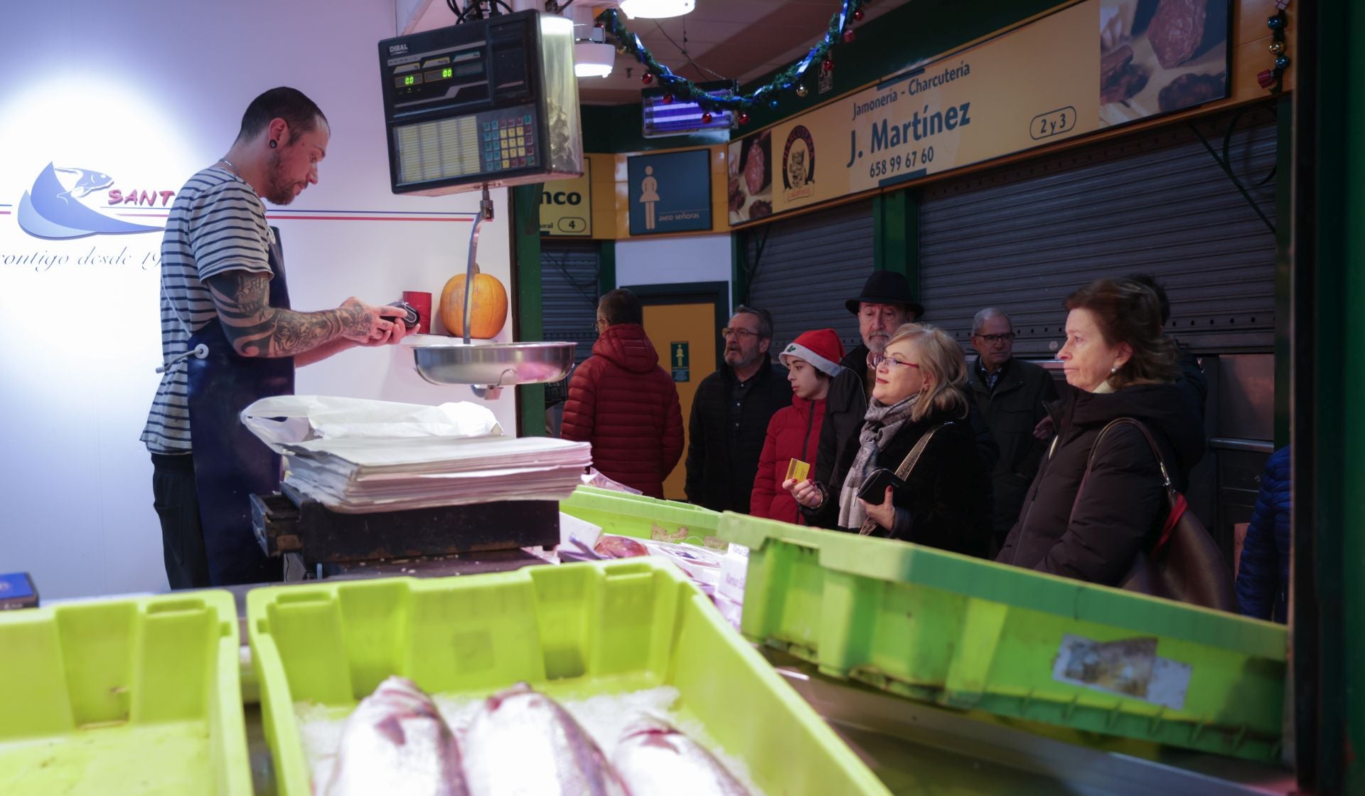 Compras de Nochebuena de última hora en el mercado El Campillo de Valladolid