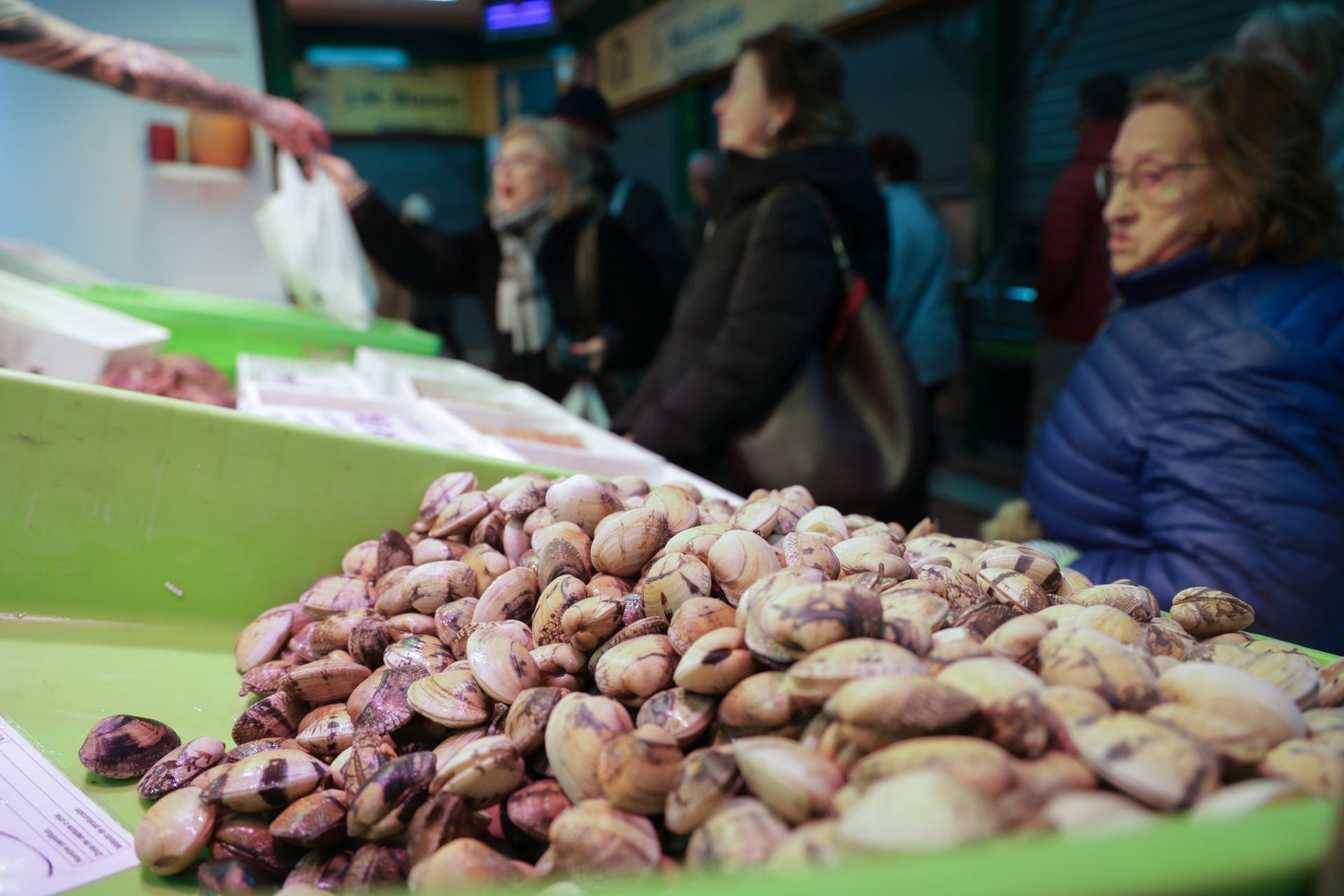 Compras de Nochebuena de última hora en el mercado El Campillo de Valladolid