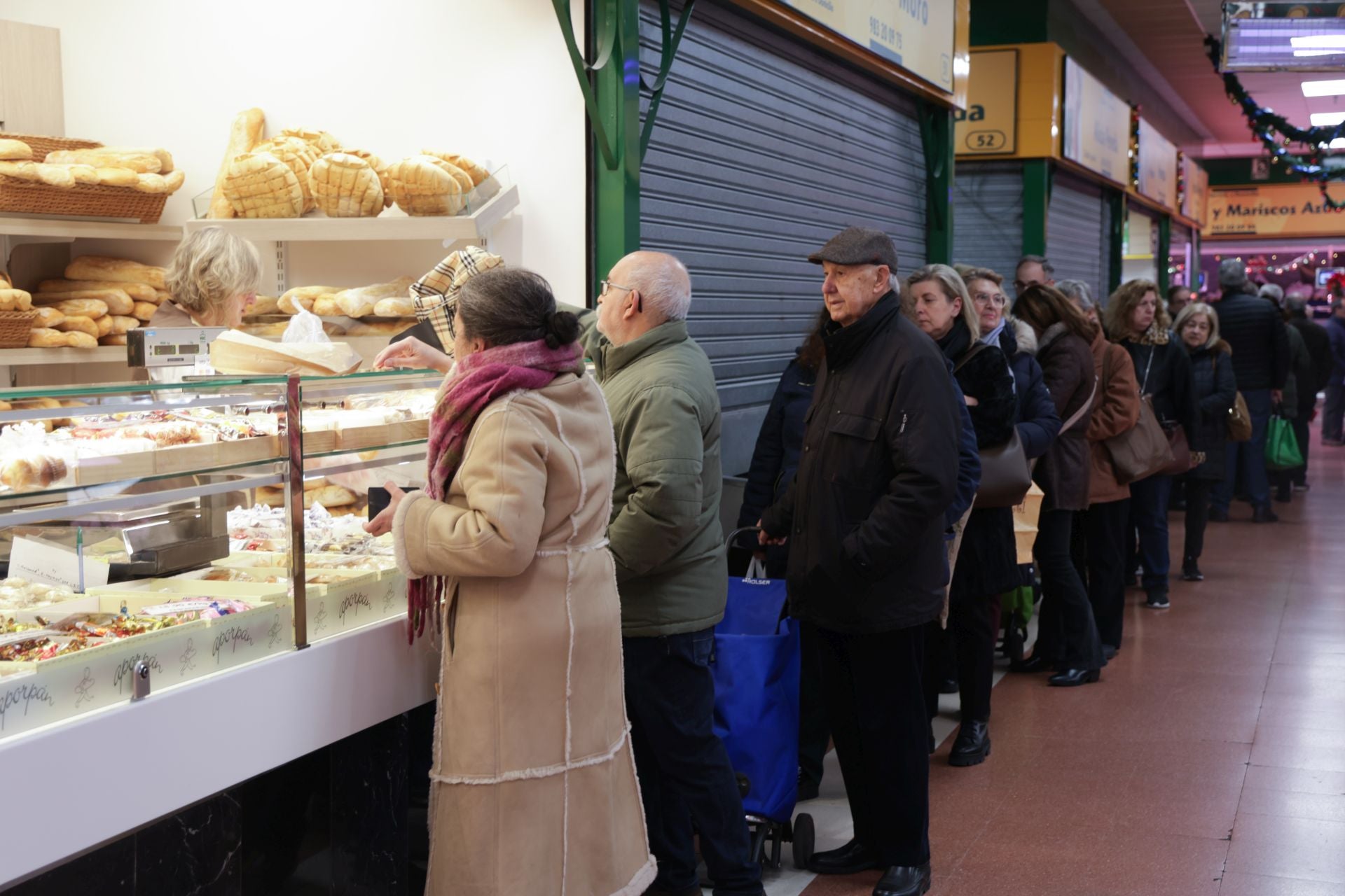 Compras de Nochebuena de última hora en el mercado El Campillo de Valladolid