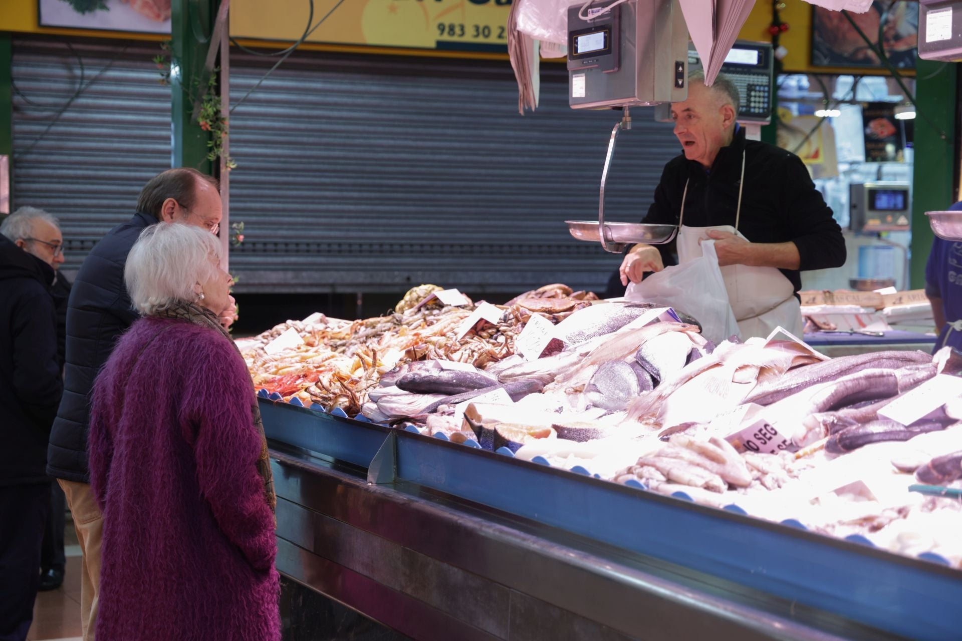 Compras de Nochebuena de última hora en el mercado El Campillo de Valladolid