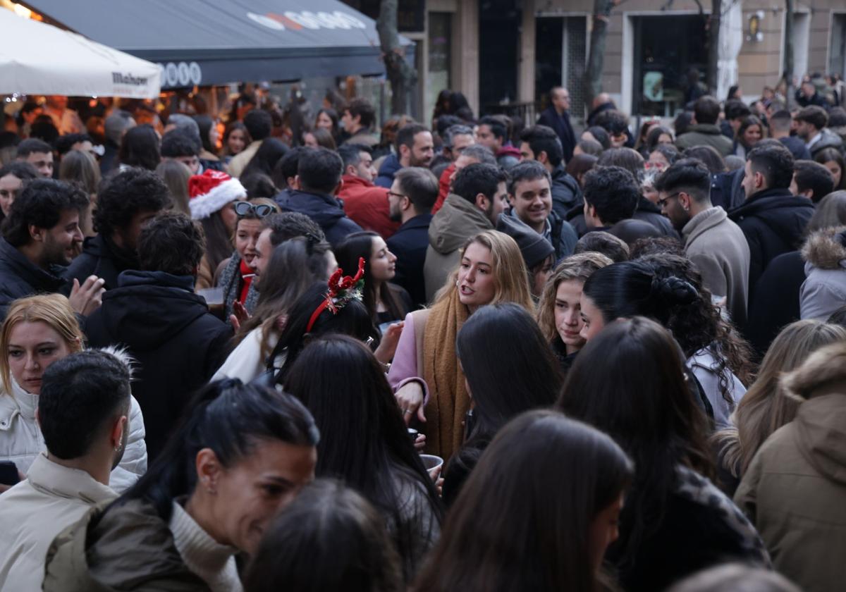 Decenas de jóvenes se congregan en la plaza de Coca de la capital vallisoletana.