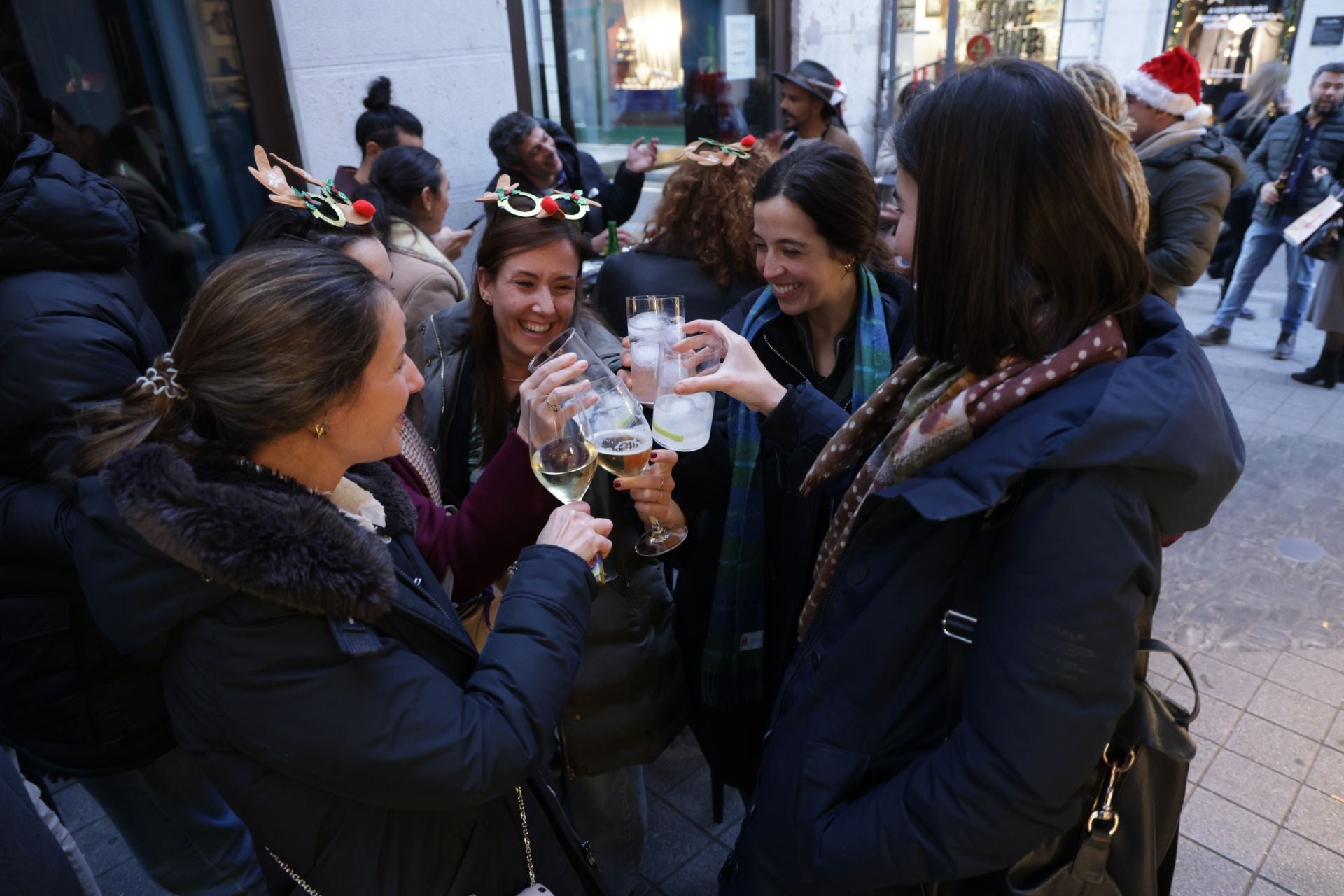 Las calles de Valladolid, repletas de ambiente festivo horas antes de la Nochebuena