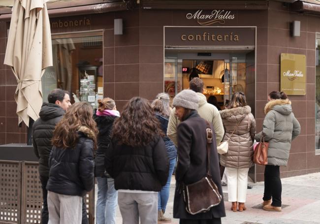 Clientes hace cola en la calle Mantería para comprar dulces en Maro Vallés.