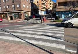 Paso de peatones sobreelevado en Vía Roma a la altura del pub Celia.