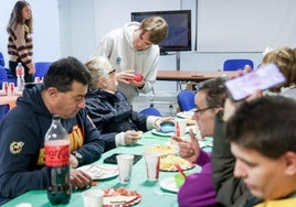 Las fotos de la comida solidaria 'No comas solo por Navidad'