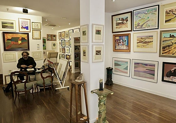 Samuel Santiago, en su galería con obras de Cuadrado Lomas, Castilviejo, Jorge Vidal y Domingo Criado, entre otros.