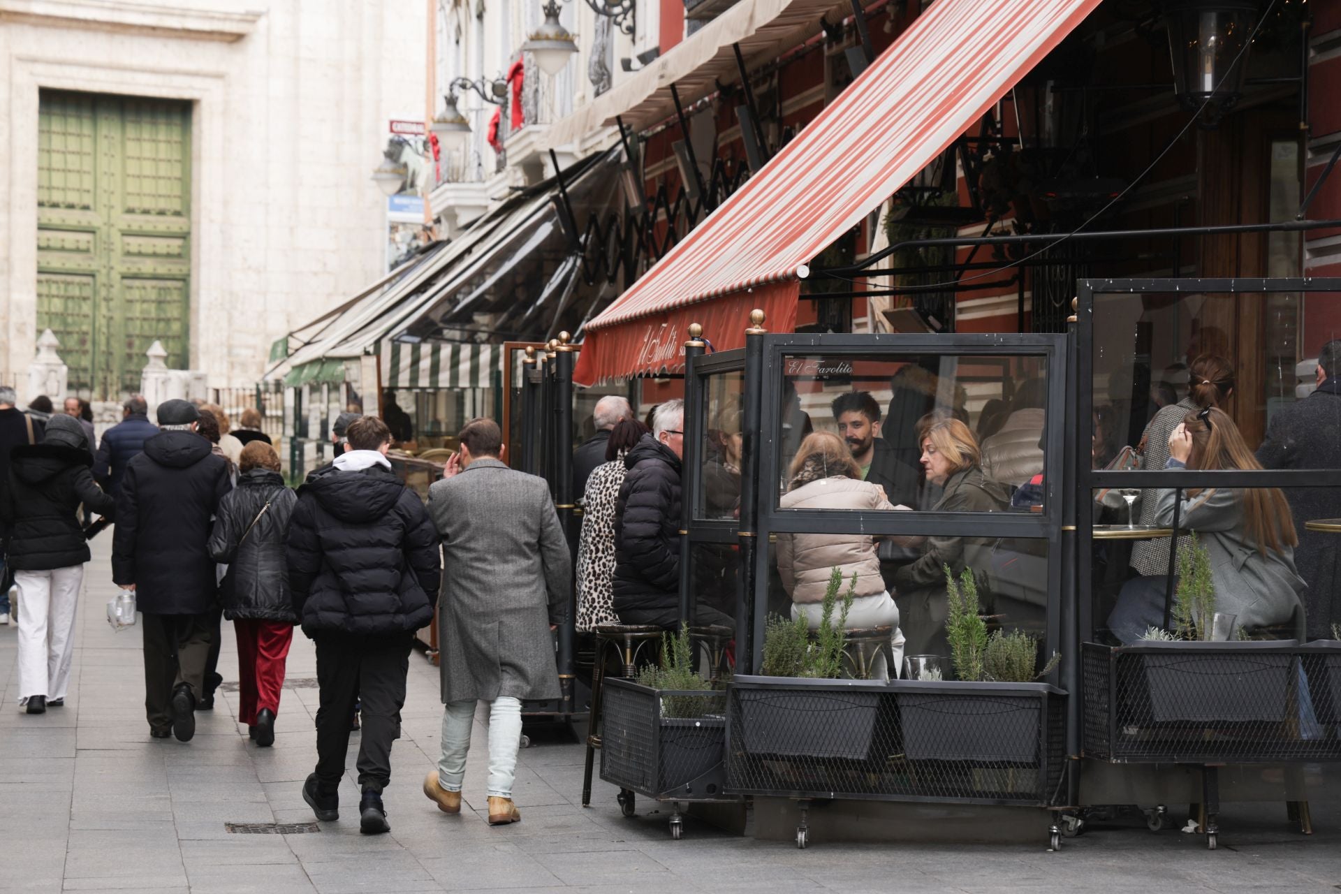 Calles vacías y bares a medio gas durante la mañana de Navidad en Valladolid