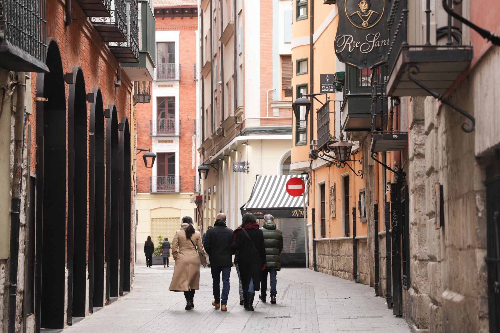 Calles vacías y bares a medio gas durante la mañana de Navidad en Valladolid