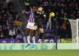 Juma Bah y Diego López saltan a por un balón durante el último Real Valladolid-Valencia disputado en Zorrilla.