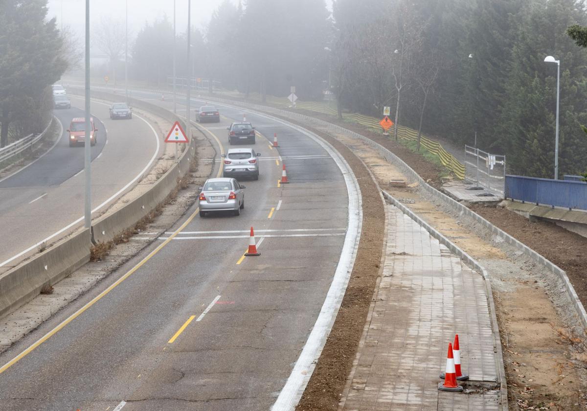 La VA-20 a la altura de Las Flores, ya sin el arcén, que se ha eliminado para ganar espacio para peatones y ciclistas.