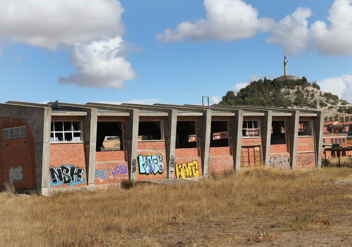 Instalaciones del antiguo colegio, abandonadas, a los pies del Cristo del Otero.