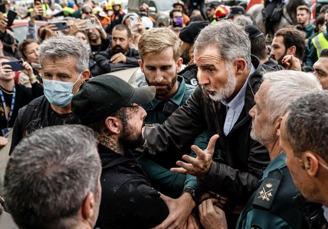 El Rey habla con un vecino de Paiporta tras los incidentes.