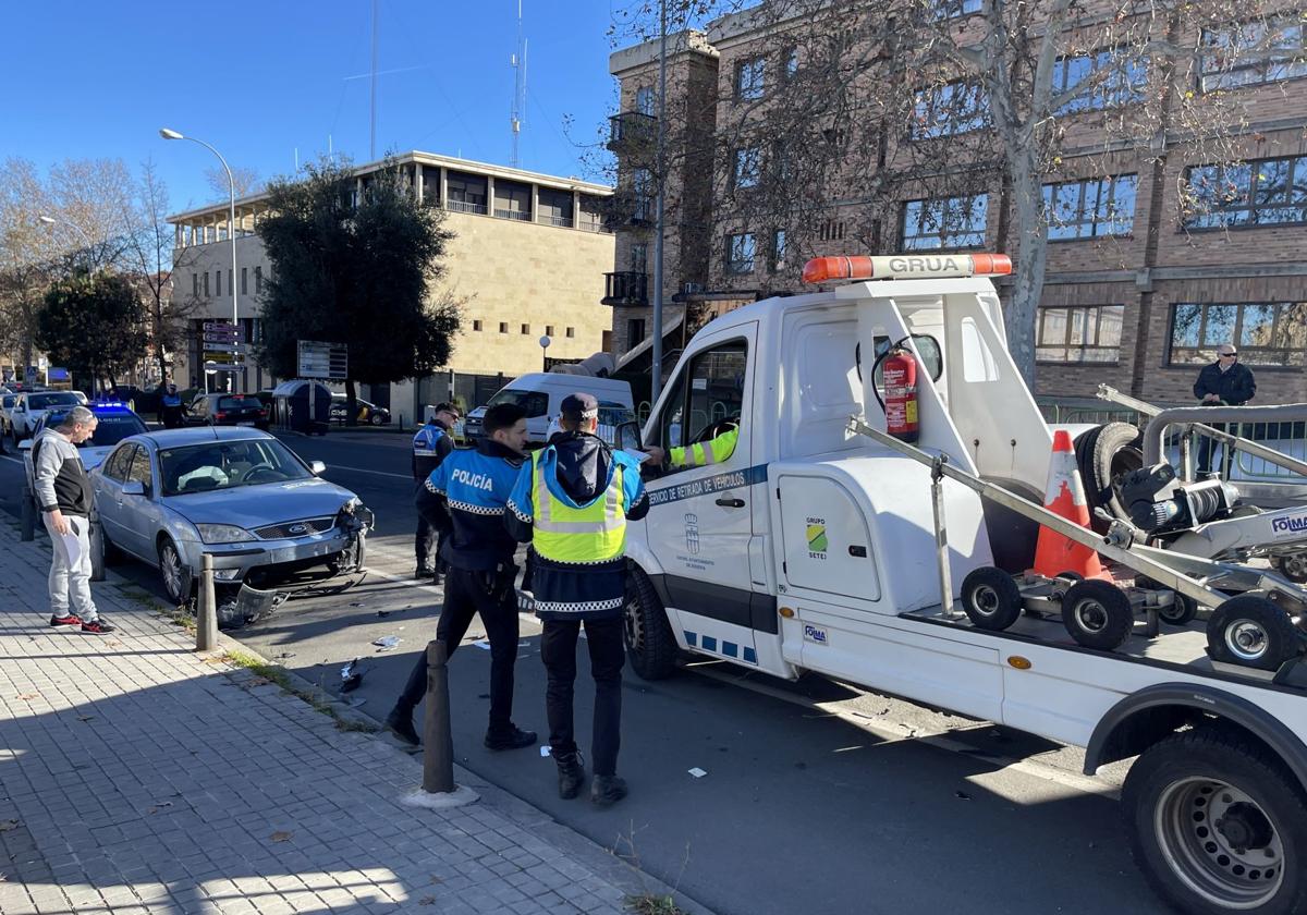 Agentes de la Policía Local y grúa municipal, junto a uno de los vehículos del accidente.