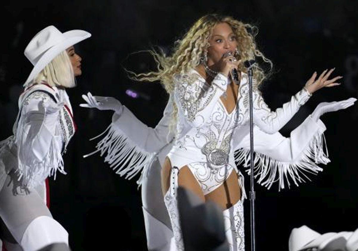 Beyoncé con su hija Blue Ivy, en el escenario.