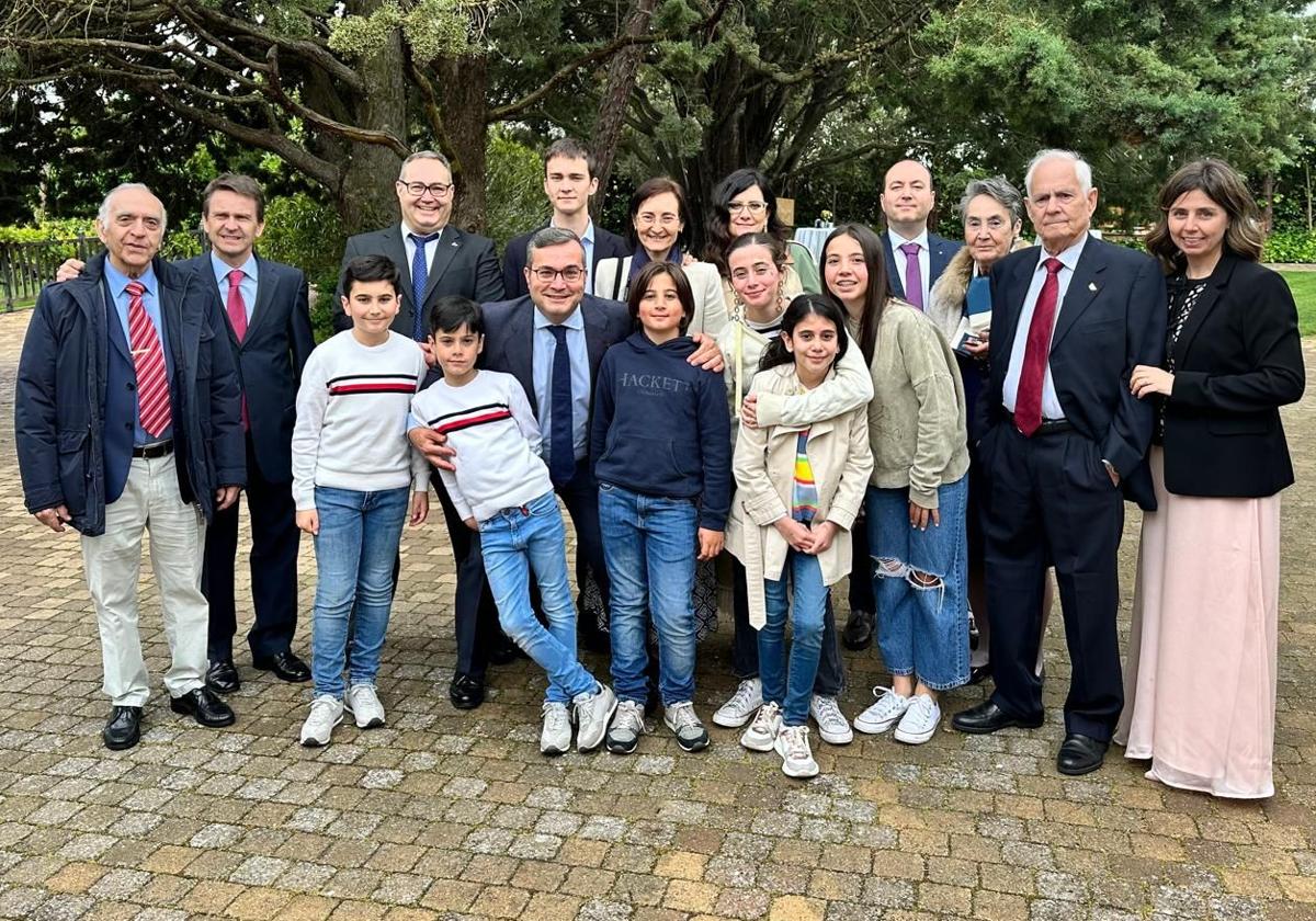 Fernando Gómez Ramos, a la derecha, junto a su familia en una celebración.