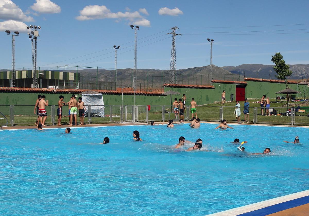 Primer día de apertura de la piscina municipal de Segovia en 2024.