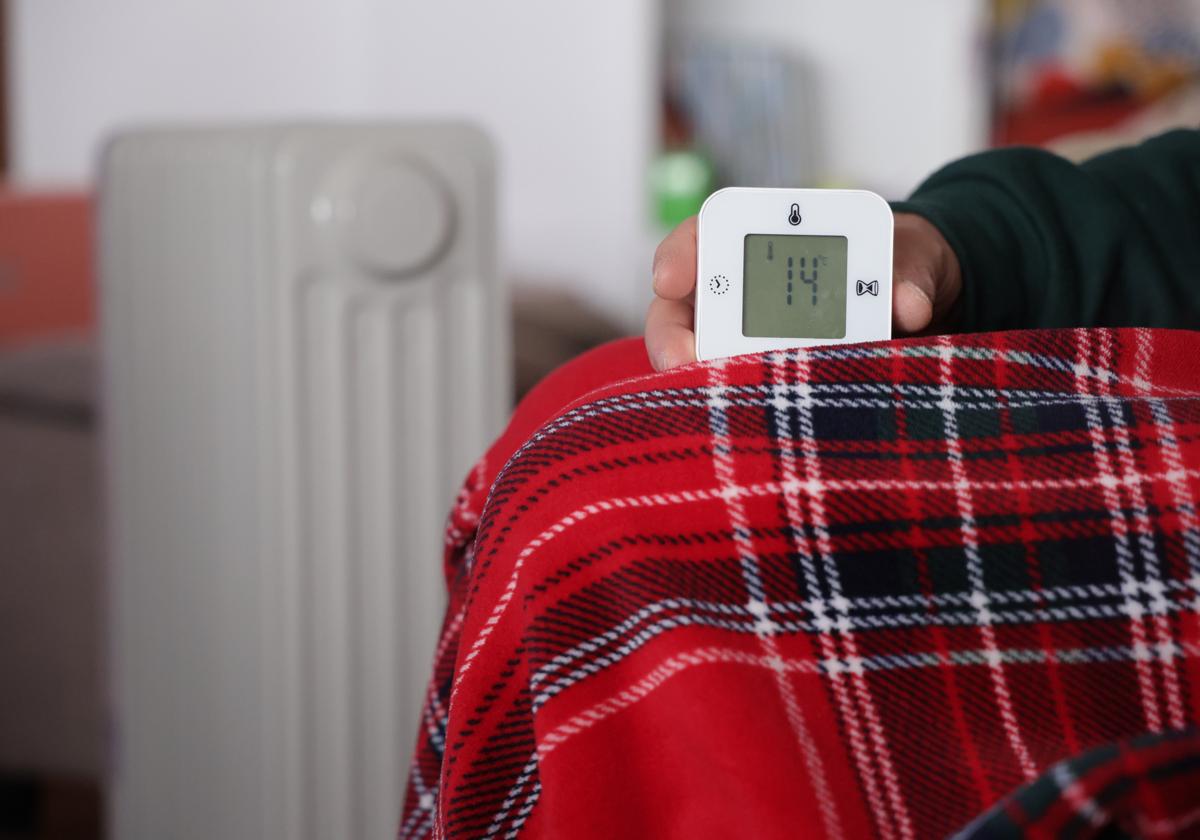 Uno de los vecinos muestra la temperatura del interior de su vivienda.