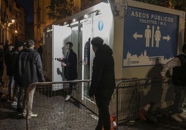 Urinarios instalados en el acceso a la Plaza Mayor desde la calle San Frutos.